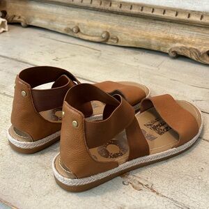 Sorel Ella Sandals
Cognac pebbled leather and jute trim.
Size 9 *Like NEW*